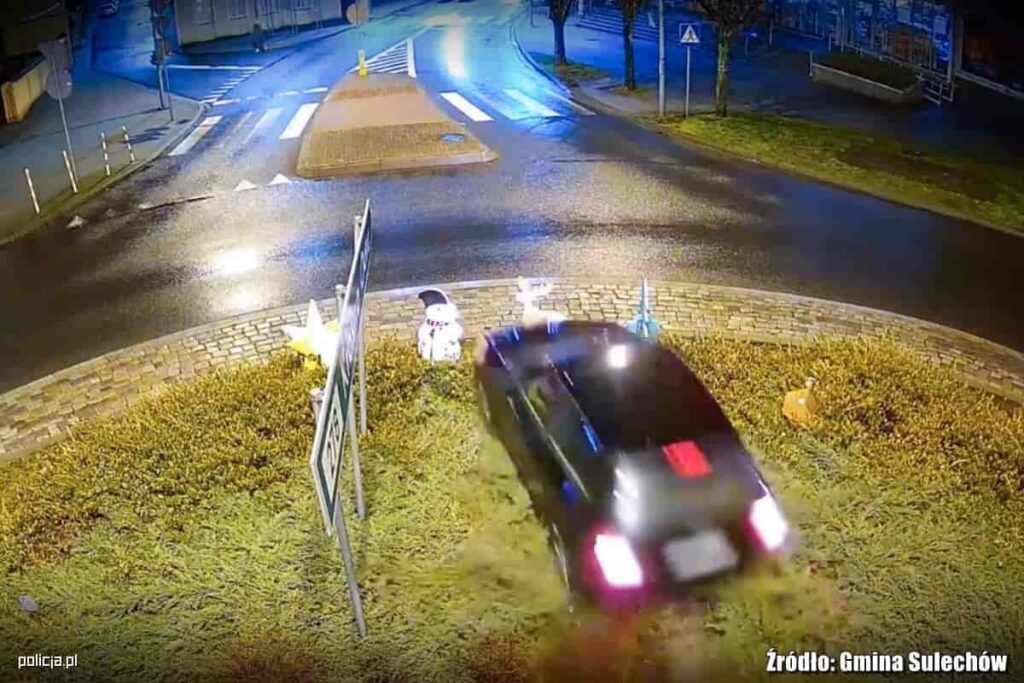 Młody kierowca zakończył swoją jazdę na skrzyżowaniu